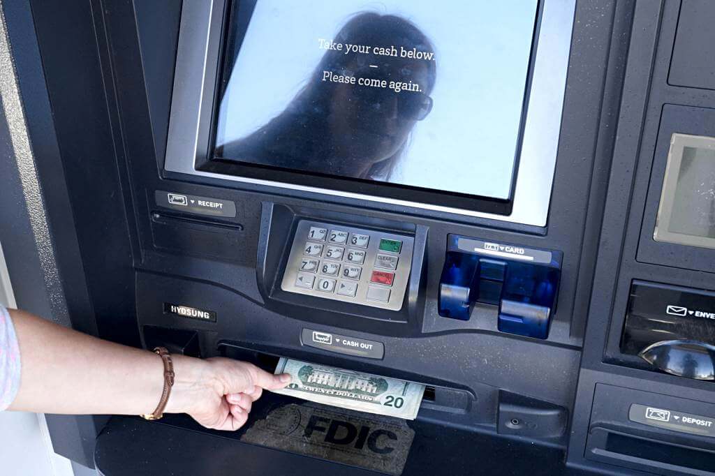 Bargeld abheben am Geldautomat (ATM) in den USA