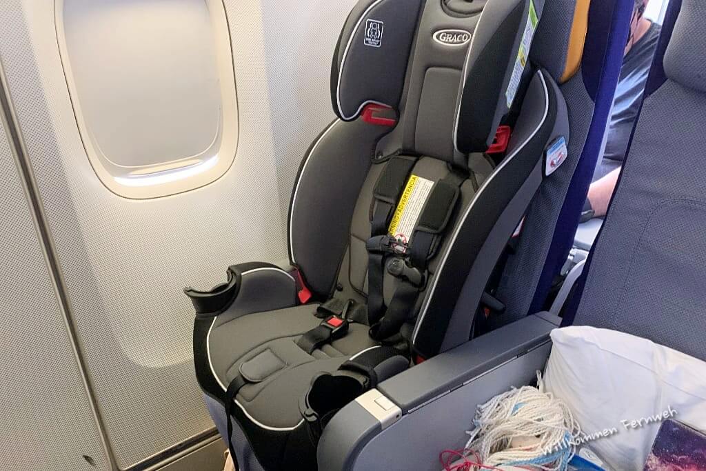 Amerikanischer Kindersitz im Flugzeug