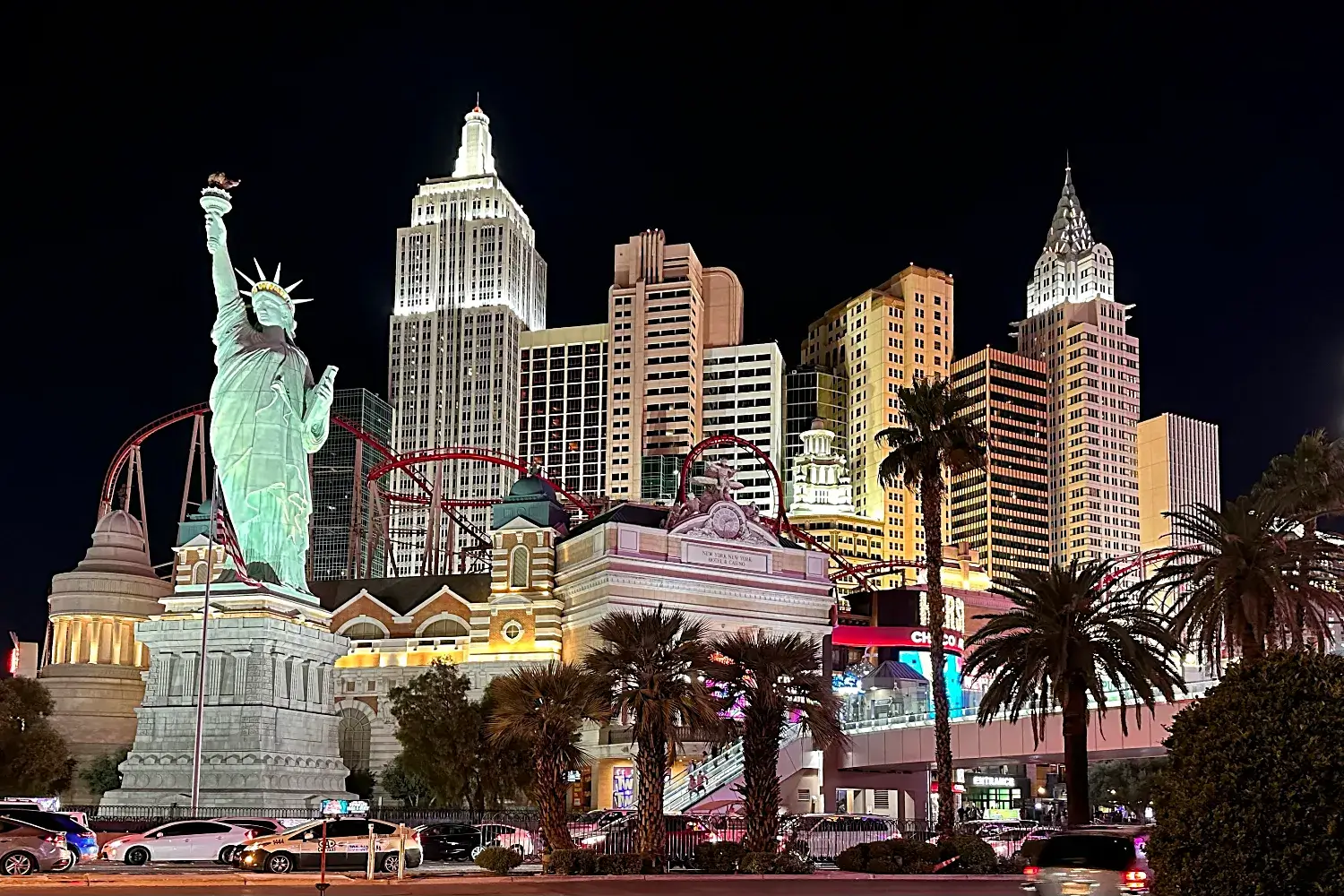 Nachtaufnahme vom Gebäudekomplex des Hotels „New York New York“, Las Vegas, Nevada, USA