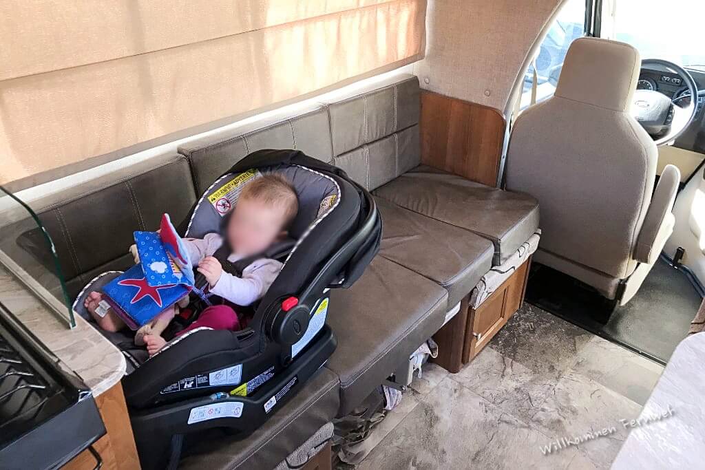 Auch auf der Sitzbank längs zur Fahrtrichtung lässt sich eine Babyschale anbringen