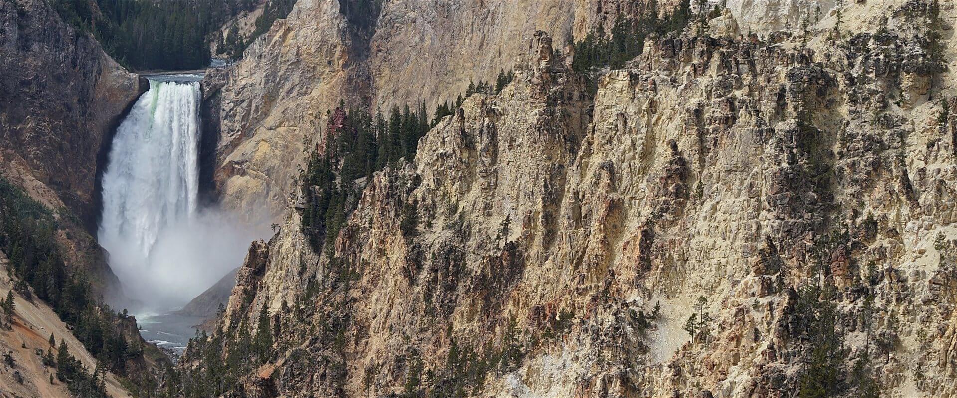 Steile Felswände und tosendes Wasser am Grand Canyon of Yellowstone